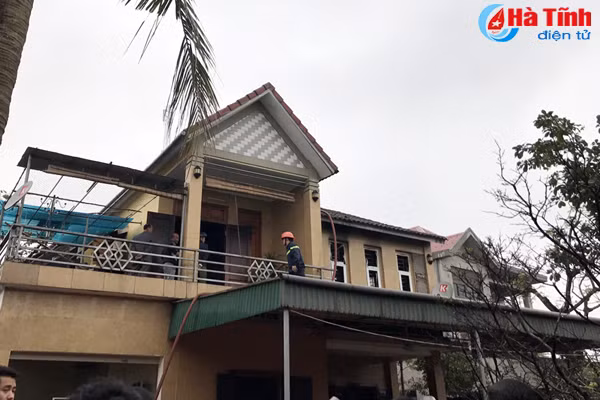 chap dien chay nha 2 tang o thi xa ky anh