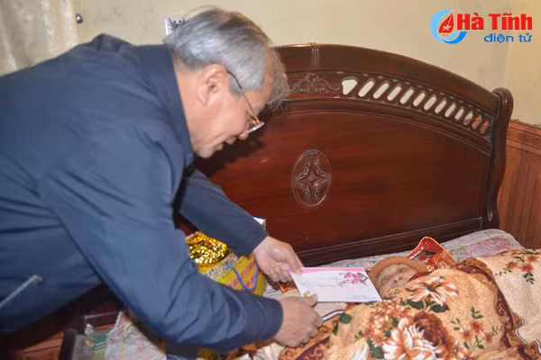 lanh dao tinh tang qua tet cac gia dinh chinh sach nguoi co cong