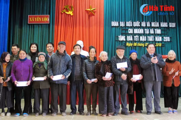 lanh dao cac nganh chuc tet ho ngheo gia dinh chinh sach