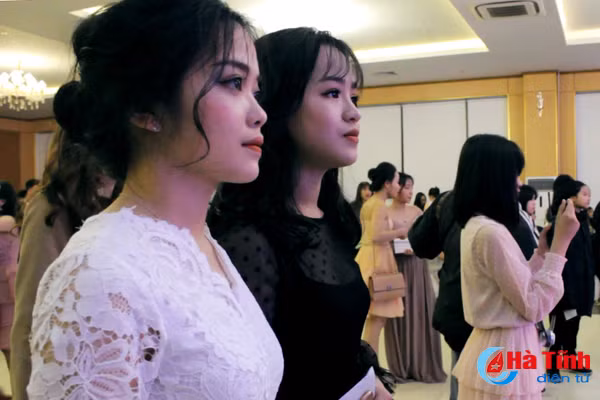 prom thpt chuyen ha tinh chung ta mai la hoang tu va cong chua