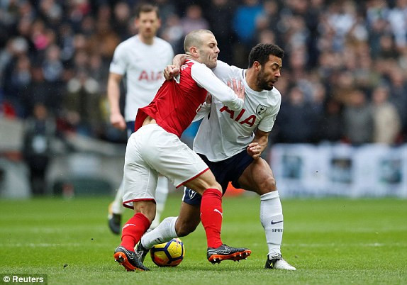 Arsenal (áo đỏ) khởi đầu chật vật trước Tottenham. (Ảnh: Reuters) harry kane toa sang tottenham thang thuyet phuc arsenal