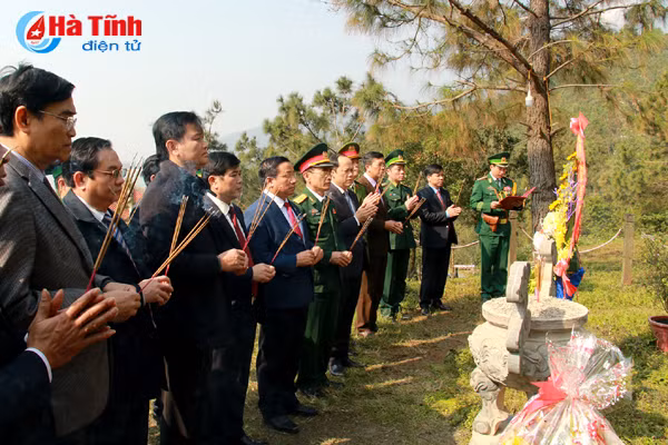 bi thu tinh uy dang huong co tong bi thu ha huy tap va dai tuong vo nguyen giap
