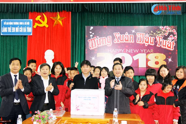 lanh dao cac nganh chuc tet ho ngheo gia dinh chinh sach