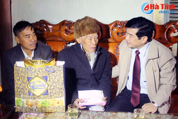 lanh dao tinh tang qua nguoi co cong gia dinh chinh sach