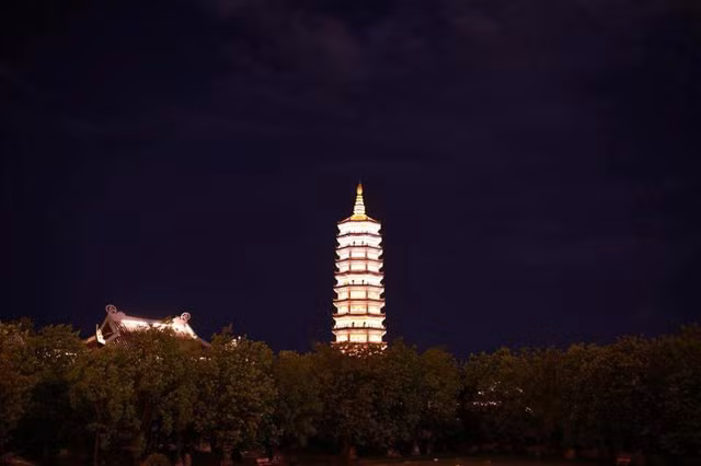 ngoi chua lon nhat viet nam dep lung linh huyen ao ve dem