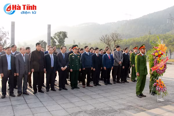 bi thu tinh uy dang huong co tong bi thu ha huy tap va dai tuong vo nguyen giap