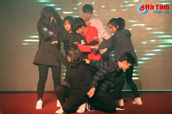 prom thpt chuyen ha tinh chung ta mai la hoang tu va cong chua