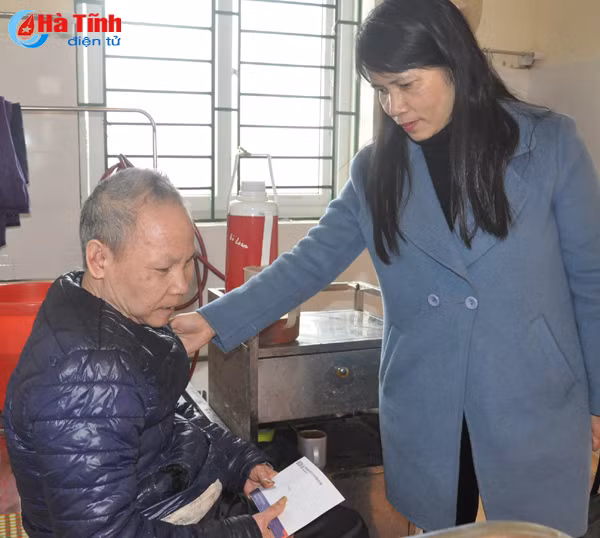 tet am ap nghia tinh voi cac cu gia o trung tam bao tro xa hoi ha tinh