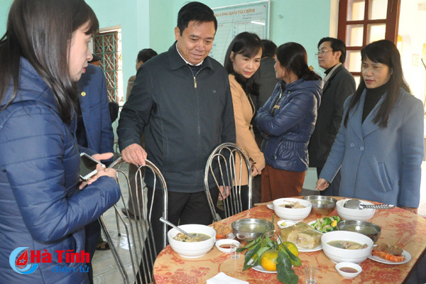 tet am ap nghia tinh voi cac cu gia o trung tam bao tro xa hoi ha tinh