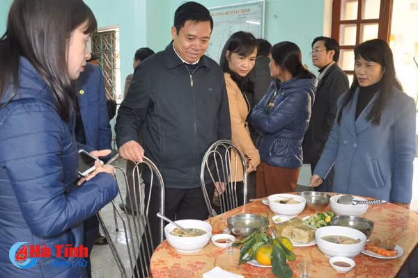 tet am ap nghia tinh voi cac cu gia o trung tam bao tro xa hoi ha tinh