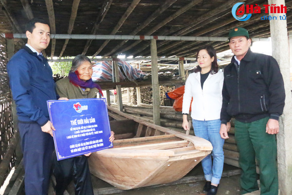 ban doc bao ha tinh trao 40 trieu cho cu ba 75 tuoi thach thuc song bien