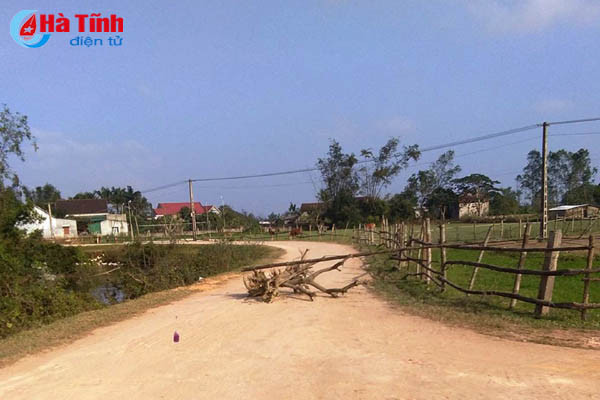 loi dung cho dat xay dung ntm xe qua tai bam nat duong lang