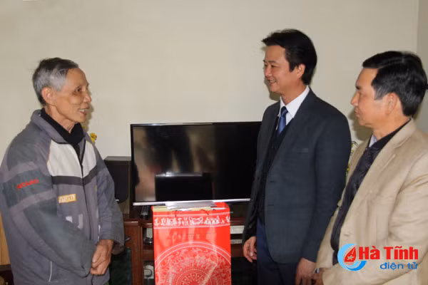 lanh dao tinh tang qua nguoi co cong gia dinh chinh sach