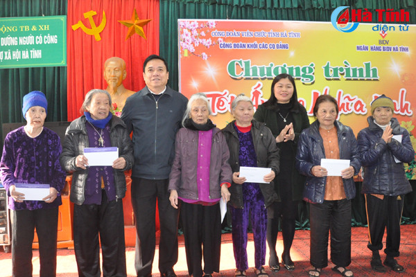 tet am ap nghia tinh voi cac cu gia o trung tam bao tro xa hoi ha tinh