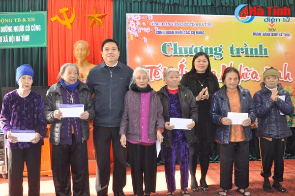 tet am ap nghia tinh voi cac cu gia o trung tam bao tro xa hoi ha tinh