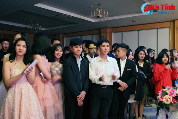 prom thpt chuyen ha tinh chung ta mai la hoang tu va cong chua