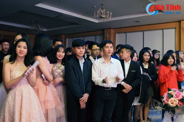 prom thpt chuyen ha tinh chung ta mai la hoang tu va cong chua