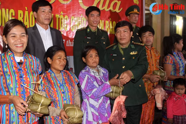 photo vui xuan som tren ban rao tre