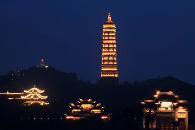 ngoi chua lon nhat viet nam dep lung linh huyen ao ve dem