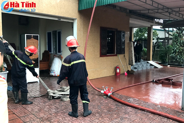 Cháy lớn trong đêm tại khu tập thể giáo viên ở Can Lộc