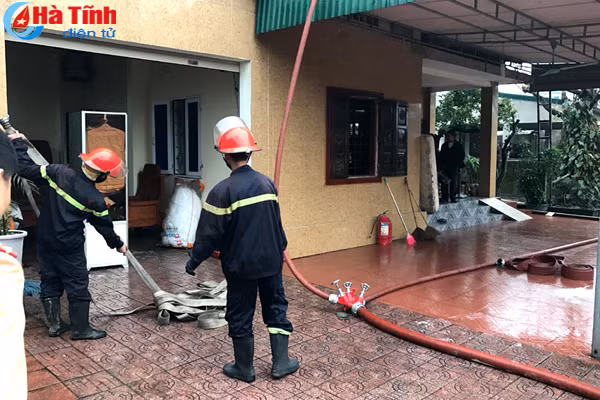 Cháy lớn trong đêm tại khu tập thể giáo viên ở Can Lộc