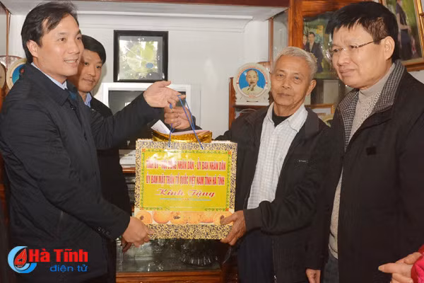 lanh dao tinh tang qua gia dinh nguoi co cong chuc tet doanh nghiep