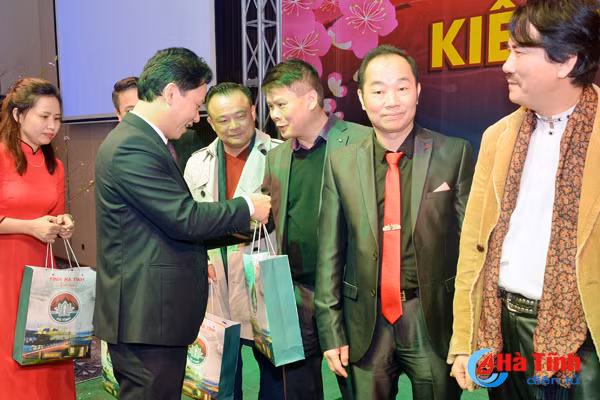 nguoi ha tinh o nuoc ngoai la bo phan khong tach roi voi que huong