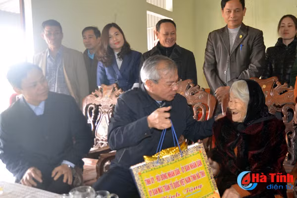 lanh dao tinh tang qua tet cac gia dinh chinh sach nguoi co cong