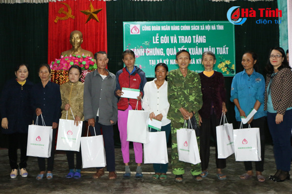 ngan hang csxh ha tinh goi 300 banh chung tang nguoi ngheo