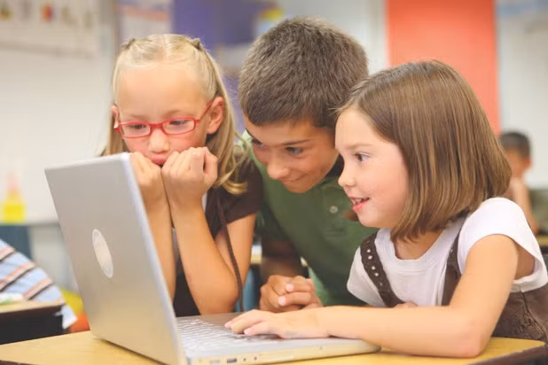 moi nua giay co 1 tre em vao the gioi mang