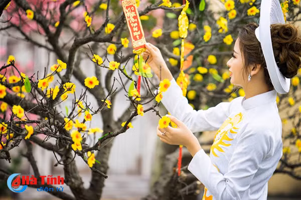 ngam thieu nu ha tinh mac ao dai truyen thong don tet co truyen
