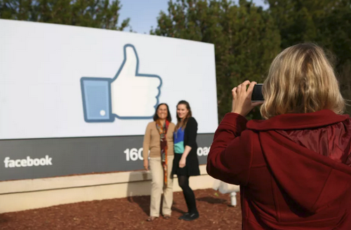 nghi van facebook han che 25 ban be trong bang tin