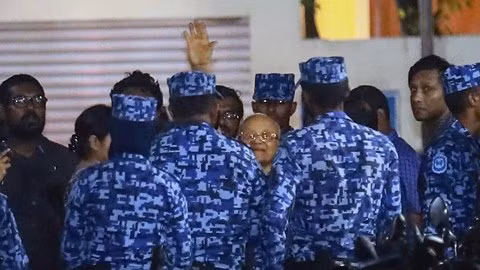 vi sao thien duong du lich maldives roi vao khung hoang chinh tri