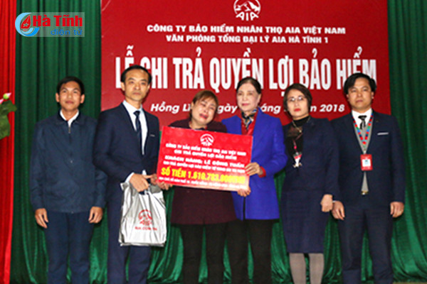 aia ha tinh trao hon 1 6 ty dong cho khach hang gap rui ro