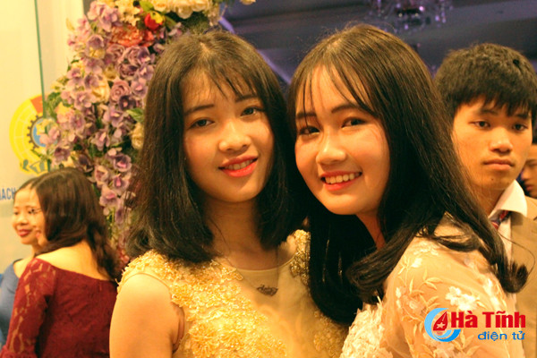 prom thpt chuyen ha tinh chung ta mai la hoang tu va cong chua