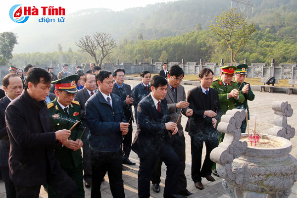 bi thu tinh uy dang huong co tong bi thu ha huy tap va dai tuong vo nguyen giap