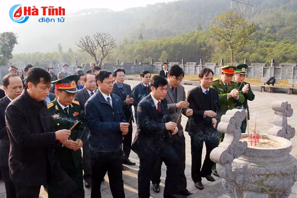 bi thu tinh uy dang huong co tong bi thu ha huy tap va dai tuong vo nguyen giap