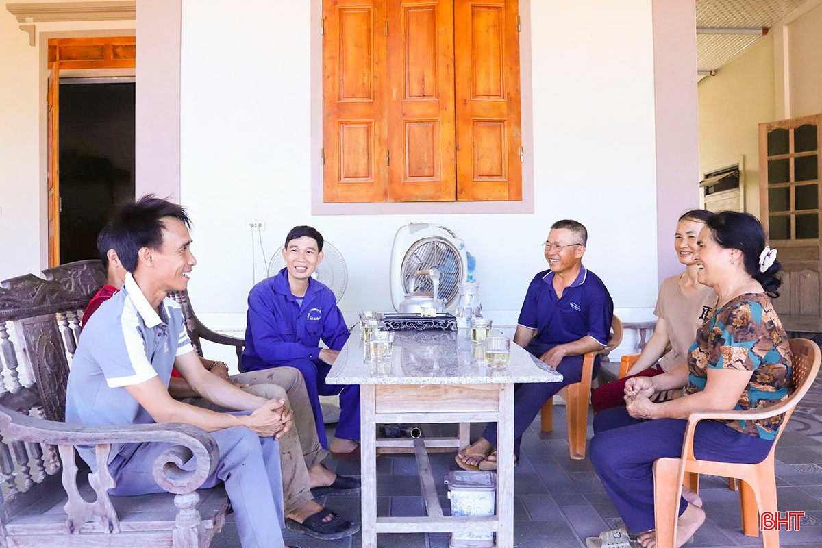 Anh Trần Thế Thuyết (ngoài cùng bên trái) hạnh phúc trong vòng tay thân ái, sẻ chia của bà con lối xóm. bqbht_br_a1.jpg