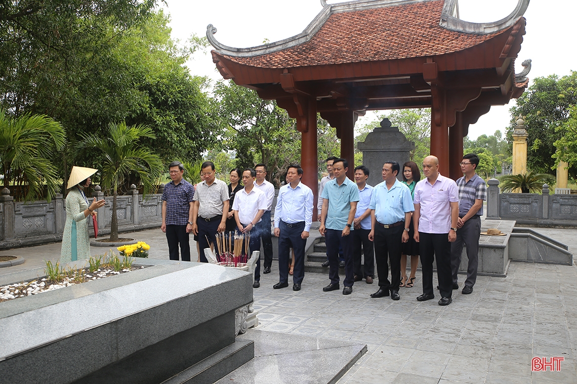 Đoàn công tác Ban Tuyên giáo Trung ương dâng hương, tặng quà tại Hà Tĩnh