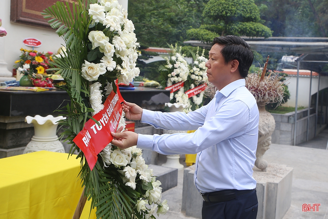 Đoàn công tác Ban Tuyên giáo Trung ương dâng hương, tặng quà tại Hà Tĩnh