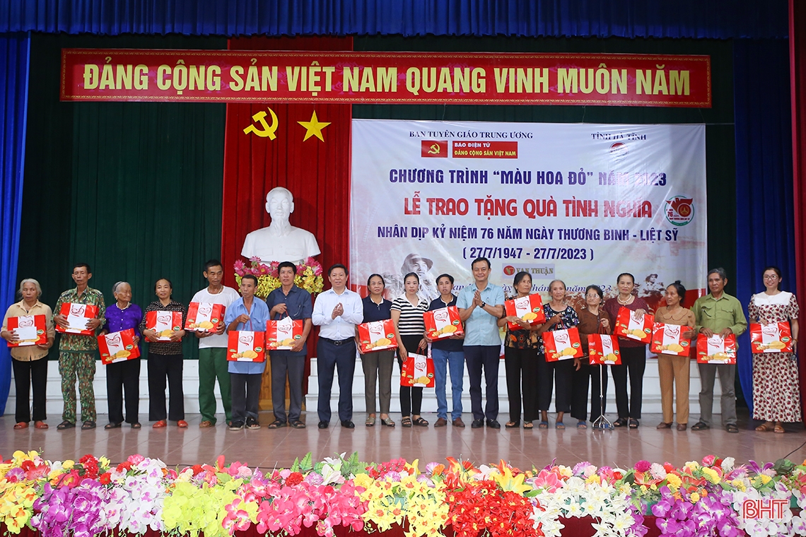 Đoàn công tác Ban Tuyên giáo Trung ương dâng hương, tặng quà tại Hà Tĩnh