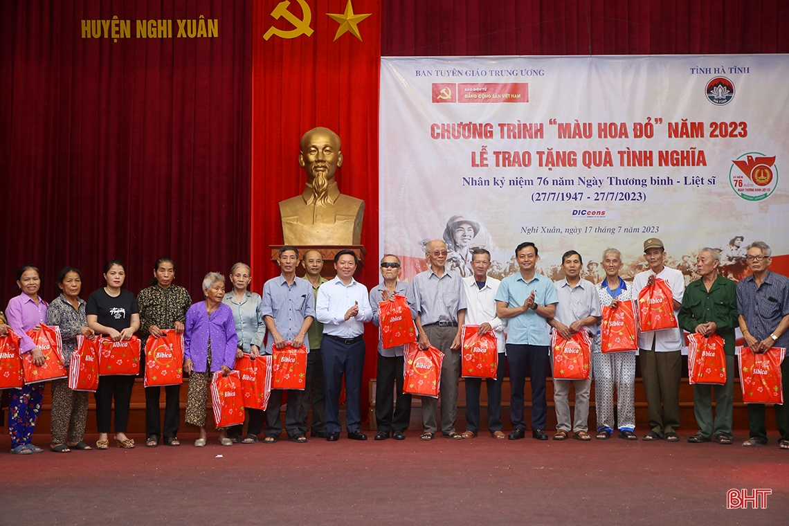 Đoàn công tác Ban Tuyên giáo Trung ương dâng hương, tặng quà tại Hà Tĩnh