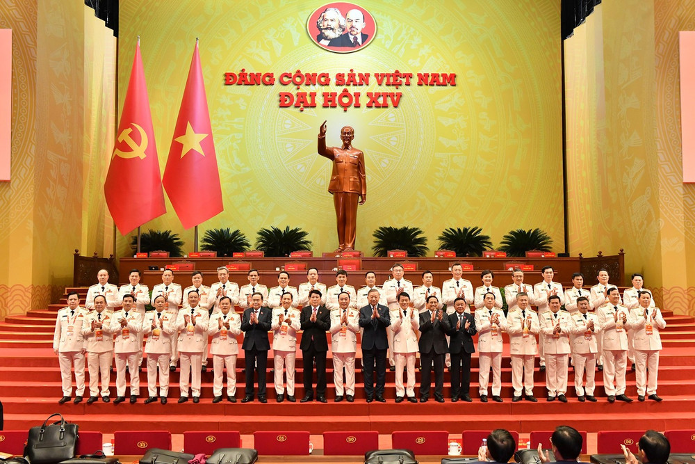 Các đại biểu đoàn Công an chụp ảnh cùng Lãnh đạo Đảng, Nhà nước.