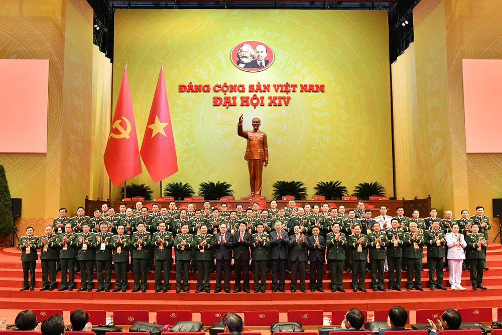 Các đại biểu đoàn Quân đội chụp ảnh cùng Lãnh đạo Đảng, Nhà nước.