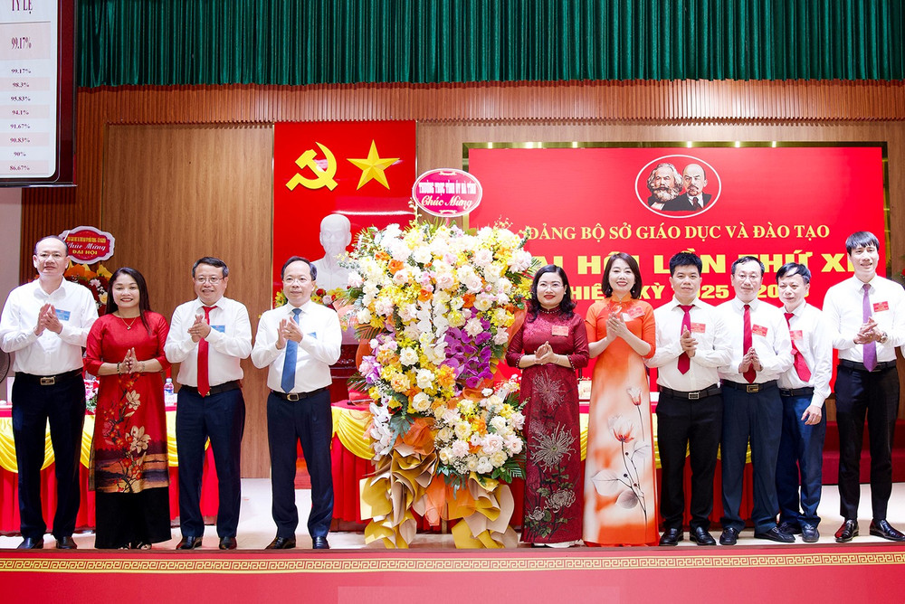 Bí thư Tỉnh ủy Nguyễn Duy Lâm và lãnh đạo tỉnh tặng hoa chúc mừng BCH Đảng bộ Sở GD&ĐT nhiệm kỳ 2025 - 2030. dsc04941.jpg