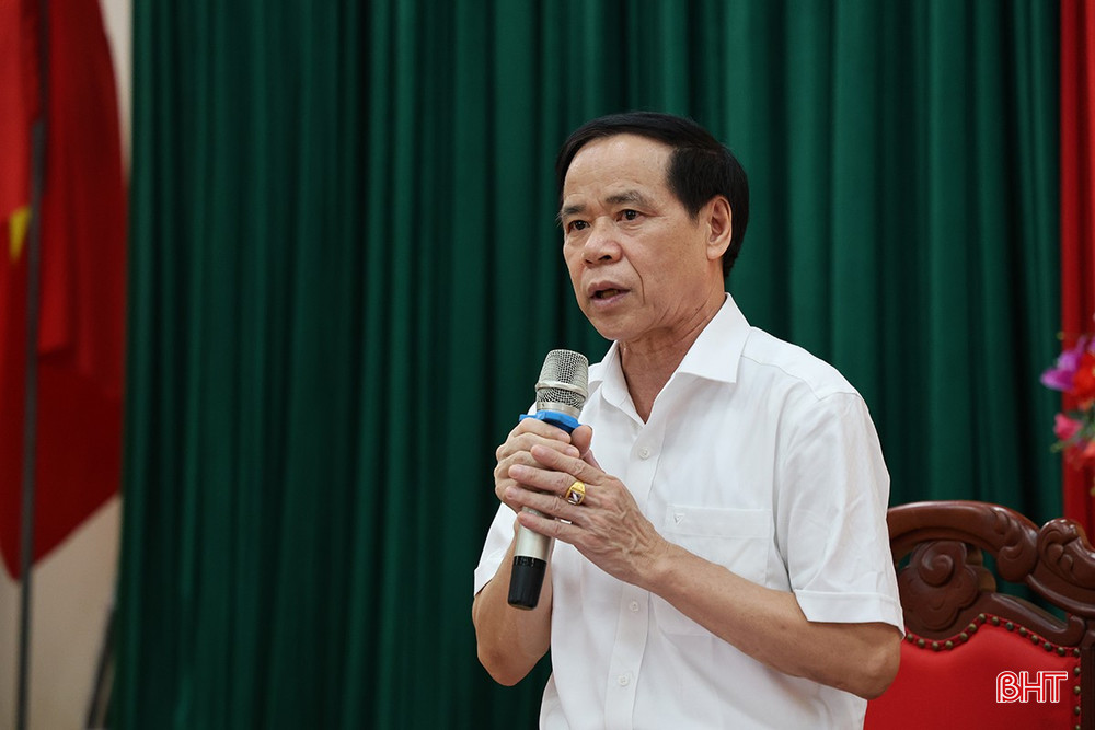 Đồng chí Hà Văn Bình - Chủ tịch UBND huyện Cẩm Xuyên nhấn mạnh thêm các nội dung liên quan đến công tác chuẩn bị vận hành bộ máy cấp xã mới. bqbht_br_img-2322.jpg