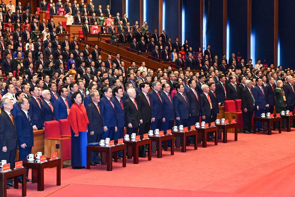 Các đại biểu thực hiện nghi lễ chào cờ.