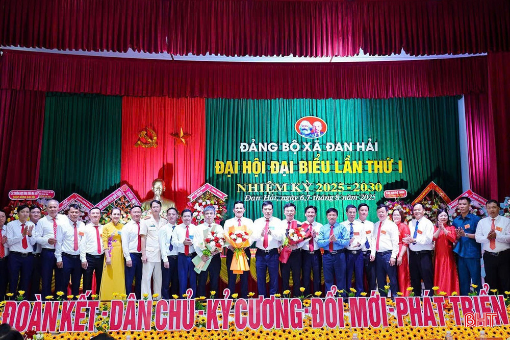 Đoàn công tác cấp tỉnh tặng hoa chúc mừng BCH Đảng ủy xã nhiệm kỳ 2025-2030. bqbht_br_z6882443596992-5703396135198aa3cc1a938ffcfef633.jpg