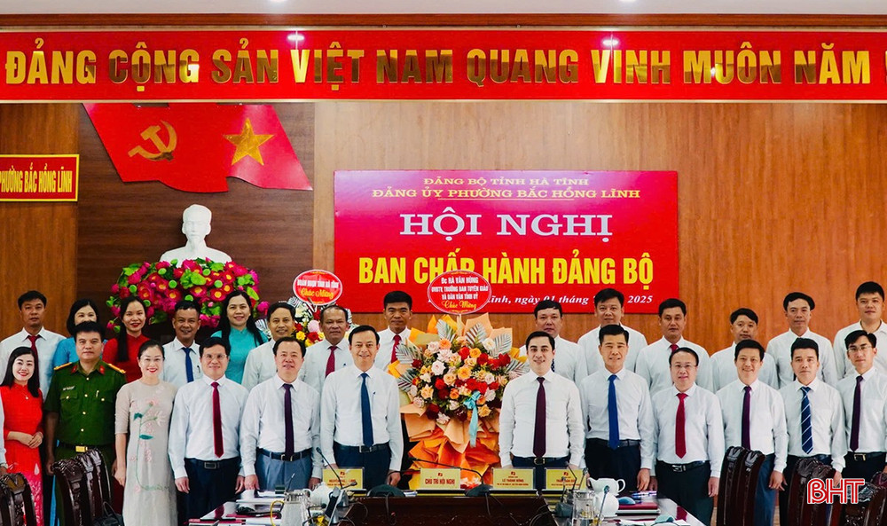 Đồng chí Hà Văn Hùng tặng hoa chúc mừng hệ thống chính trị phường Bắc Hồng Lĩnh. Đồng chí Hà Văn Hùng tặng hoa chúc mừng hệ thống chính trị phường Bắc Hồng Lĩnh.