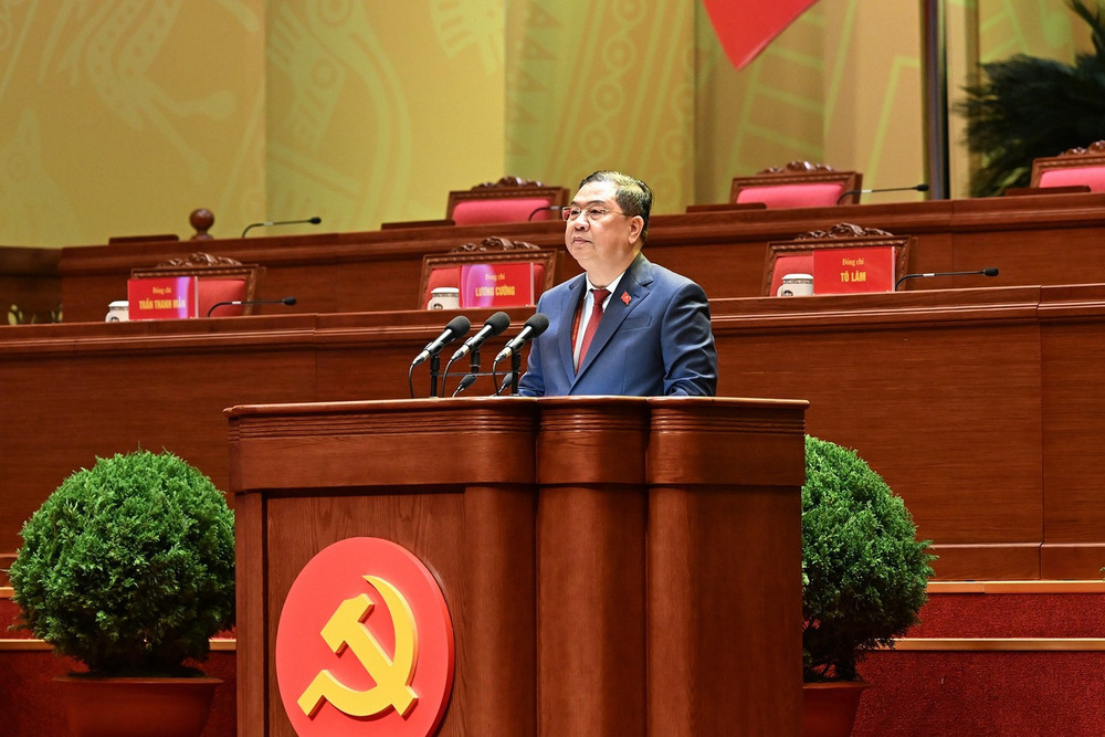 Đồng chí Phạm Gia Túc, Ủy viên Trung ương Đảng, Chánh Văn phòng Trung ương Đảng phát biểu, đề nghị Đại hội dành 1 phút mặc niệm tưởng nhớ cố Tổng Bí thư Nguyễn Phú Trọng và các đồng chí Ủy viên BCH TƯ khóa XIII đã từ trần trong nhiệm kỳ Đại hội XIII.